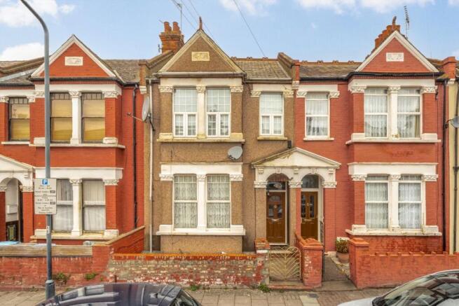 5 bed property, in Oaklands Road, £799,000