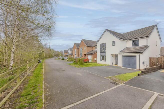 5 bed property, in Sampson Bridgwood Close, £450,000