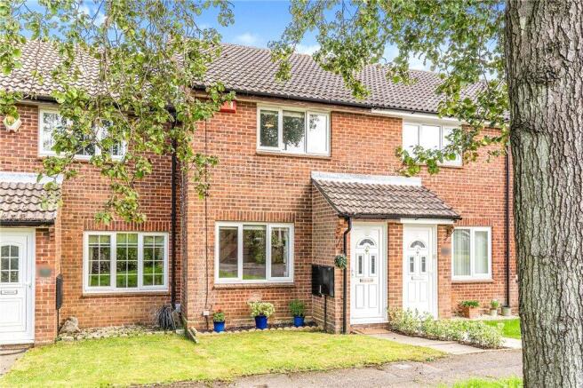 2 bed property, in Medlar Close, £279,995
