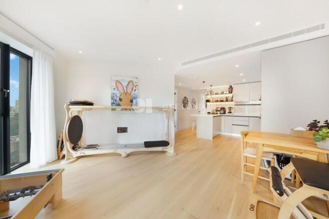 2 bed property, in Westmont Apartments, £995,000