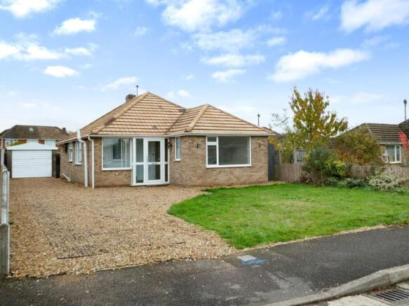 3 bed property, in Ashcroft Road, £300,000
