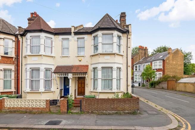 2 bed property, in Harpenden Road, £425,000