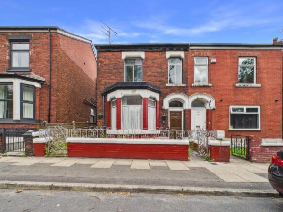 3 bed property, in Oldham Road, £225,000