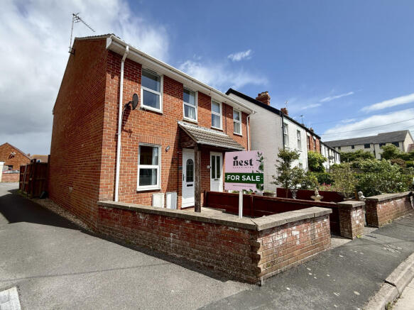 2 bed property, in 6a Fairford Road, £190,000