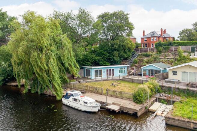3 bed property, in Lower Dee Banks, £375,000