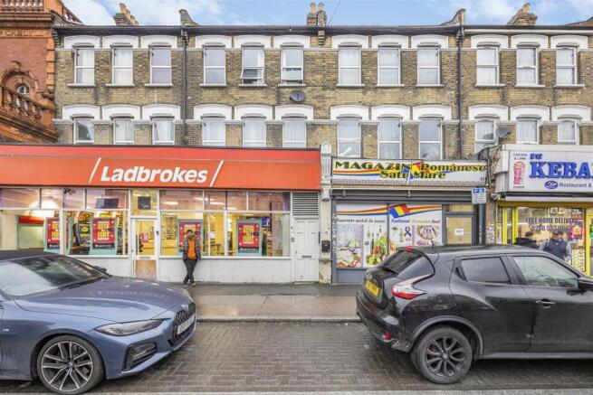 2 bed property, in Romford Road, £190,000