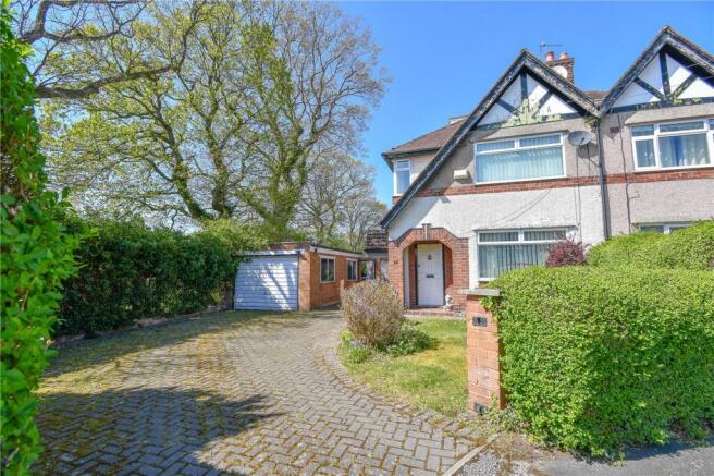 3 bed property, in Parkfield Drive, £260,000