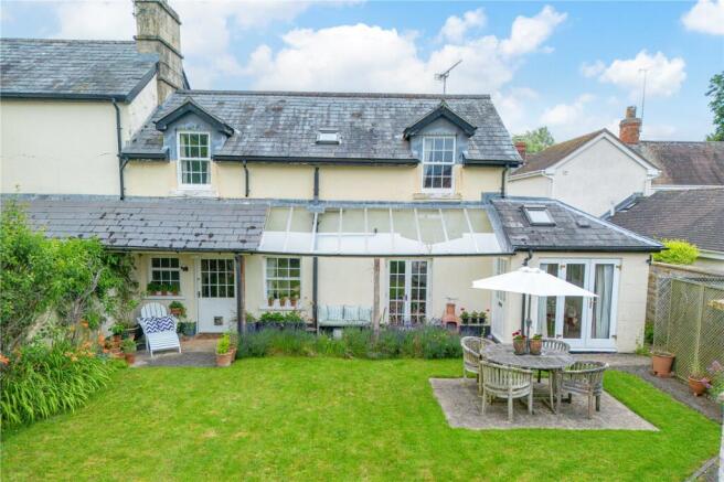 2 bed property, in Beckhampton, £475,000