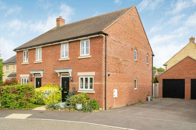 3 bed property, in Bramling Cross, £420,000