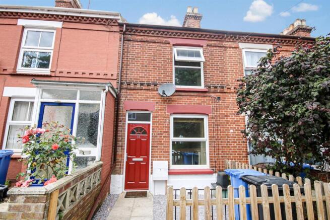 3 bed property, in Vicarage Road, £200,000