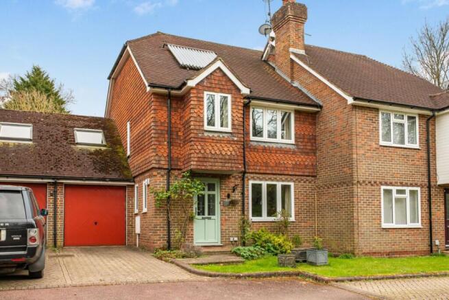4 bed property, in Mill Stream Close, £500,000