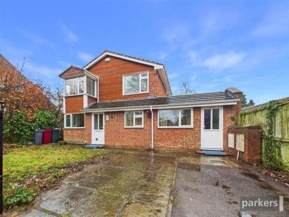 5 bed property, in Woodford Close, £800,000