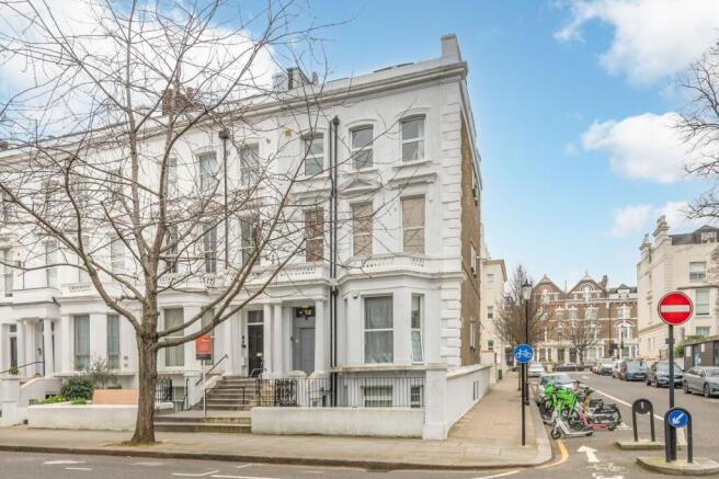 1 bed property, in Russell Road, £300,000