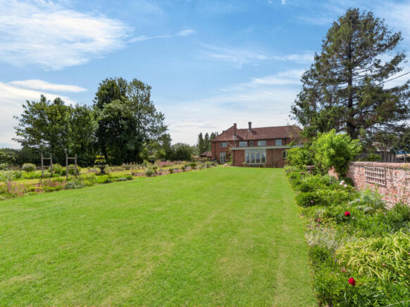 6 bed property, in Lower Icknield Way, £1,750,000