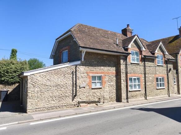 3 bed property, in Longburton, £350,000