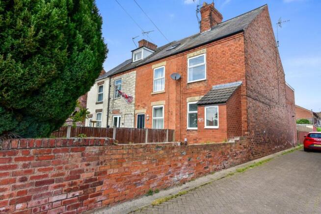 3 bed property, in Queens Road, £110,000