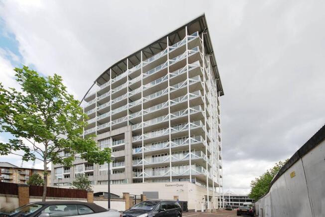 2 bed property, in Eastern Quay, £260,000