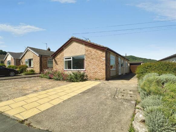 2 bed property, in Lon Derw, £245,000