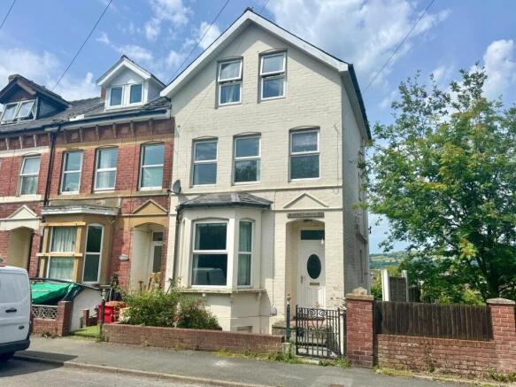 3 bed property, in Waterloo Road, £165,000