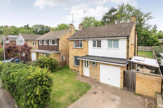 3 bed property, in Dale Lodge Road, £700,000