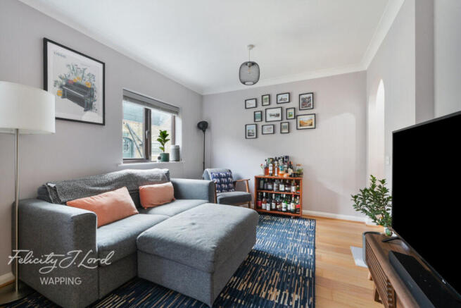 1 bed property, in Wapping Wall, £375,000
