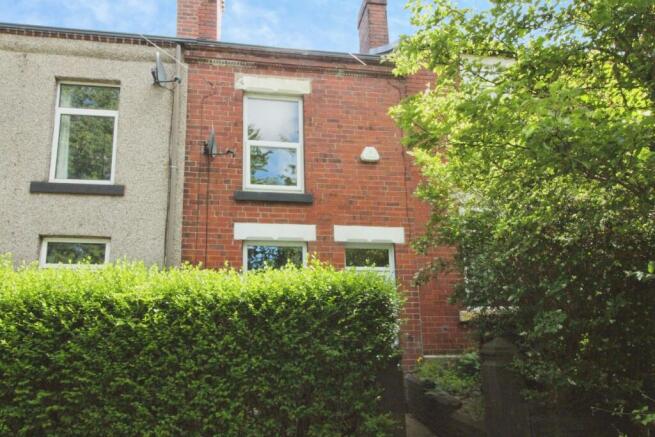 2 bed property, in Myrtle Road, £170,000