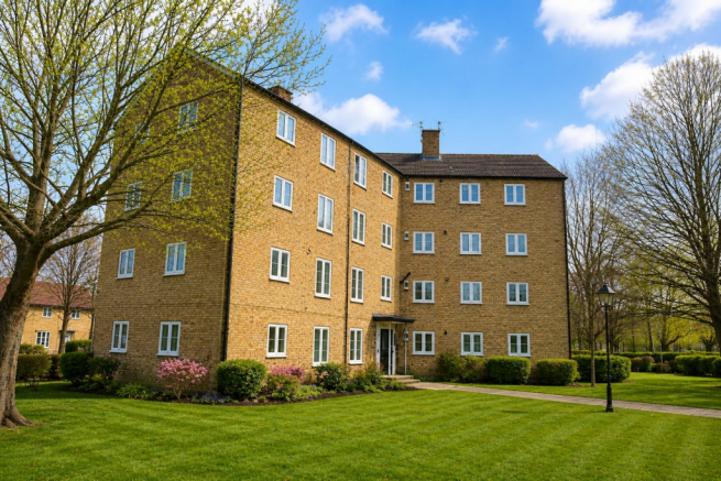 2 bed property, in Hornbeams, £250,000