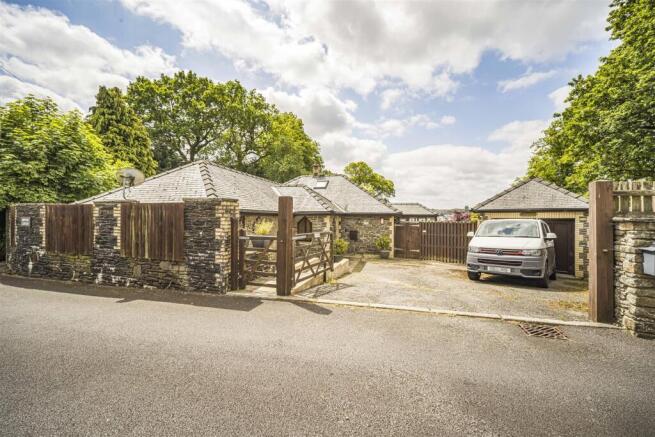 3 bed property, in Woodfield Park Lane, £850,000
