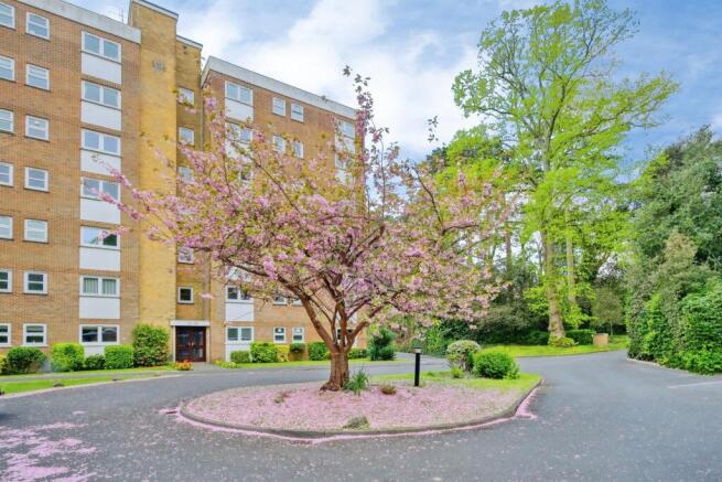 2 bed property, in Westerngate, £265,000