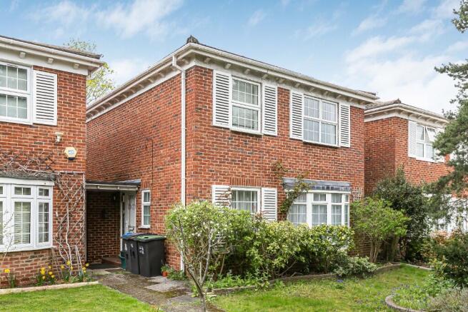 4 bed property, in Cotswold Close, £1,000,000