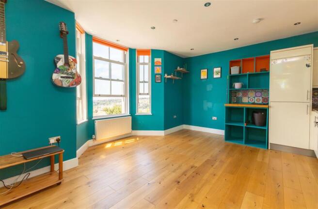 2 bed property, in The Whitefriars, £200,000