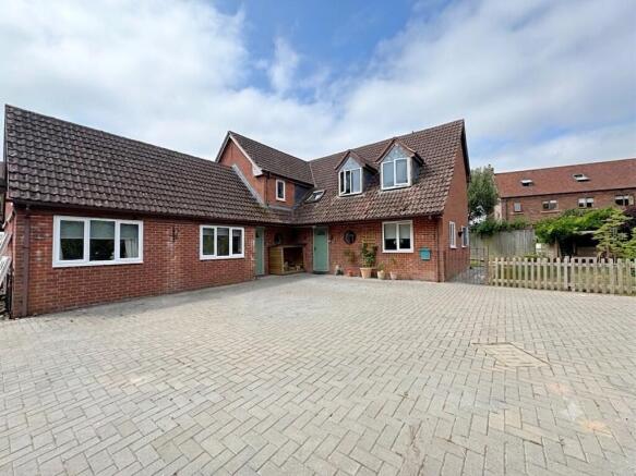 5 bed property, in Farriers Orchard, £625,000