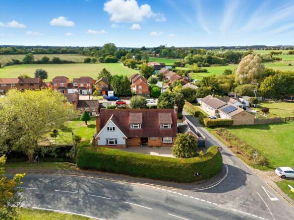 5 bed property, in Chelmsford Road, £750,000
