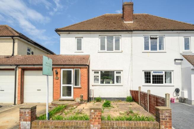 2 bed property, in Normanhurst Road, £595,000