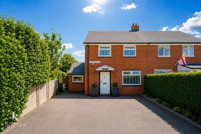 2 bed property, in Coronation Avenue, £190,000