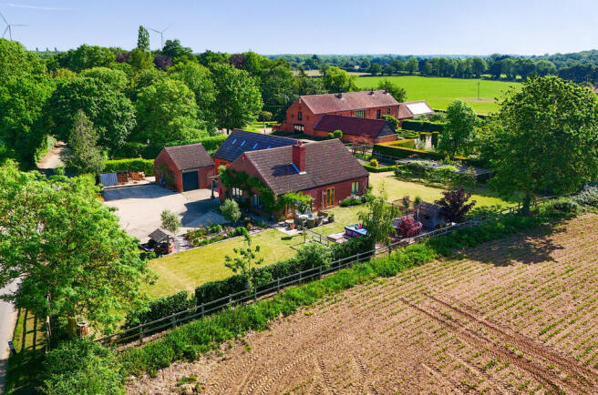 6 bed property, in Sandy Lane, £550,000