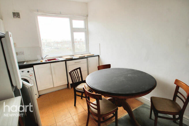 1 bed property, in Commercial Road, £70,000