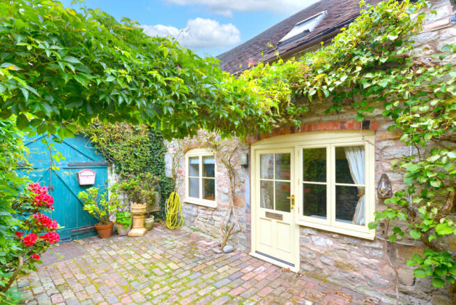 2 bed property, in Back Lane, £270,000