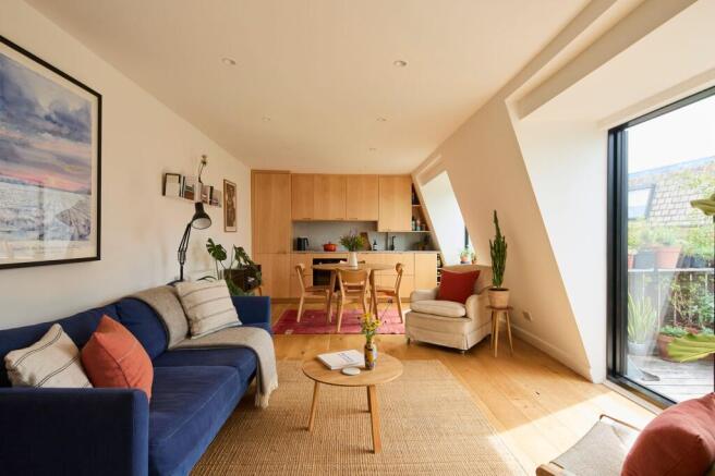 1 bed property, in Windus Road, £500,000