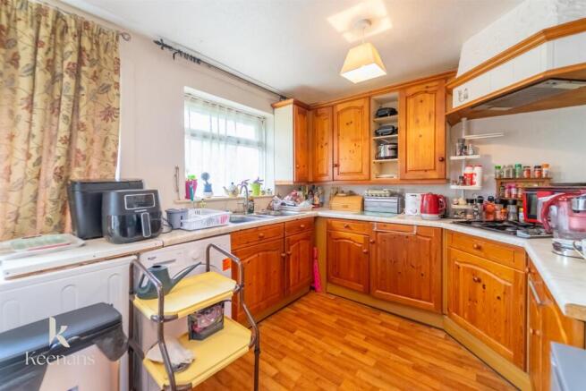 2 bed property, in Helm Close, £280,000