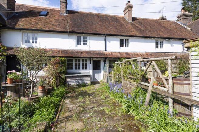 2 bed property, in Cottage Hill, £300,000
