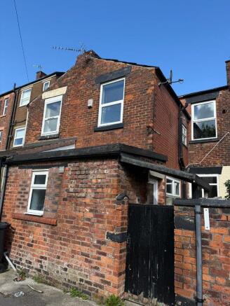 4 bed property, in SK16 4JZ, £180,000