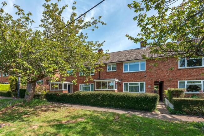 2 bed property, in Hambledon, £215,000