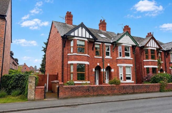 3 bed property, in Welsh Walls, £265,000