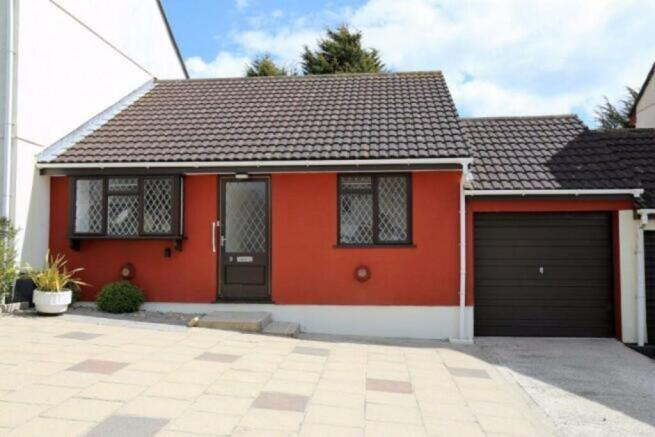 2 bed property, in Davey's Close, £260,000