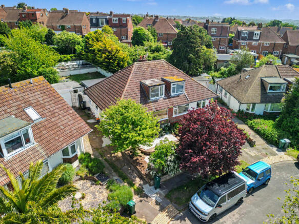 4 bed property, in Park Close, £575,000