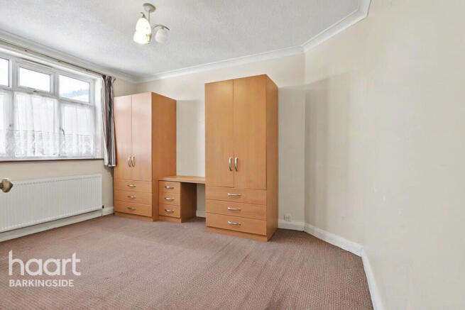 2 bed property, in Clayhall Avenue, £500,000