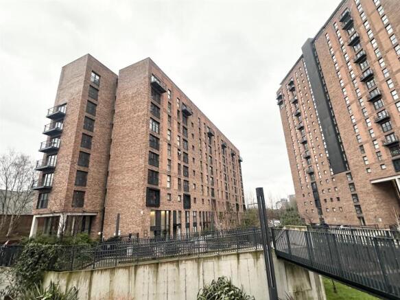 2 bed property, in Ordsall Lane, £218,000