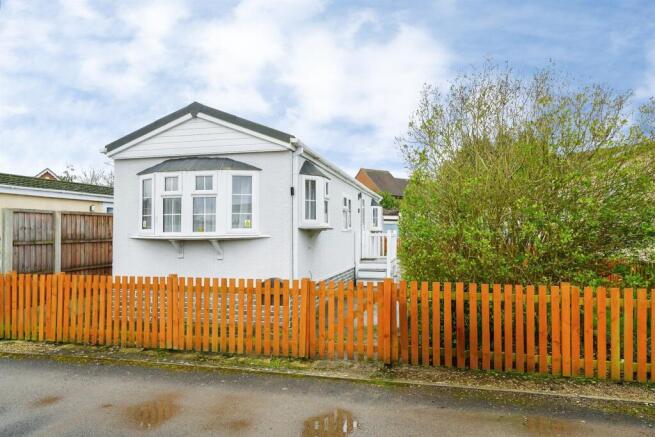 1 bed property, in St Nicholas Park Butts Lane, £125,000