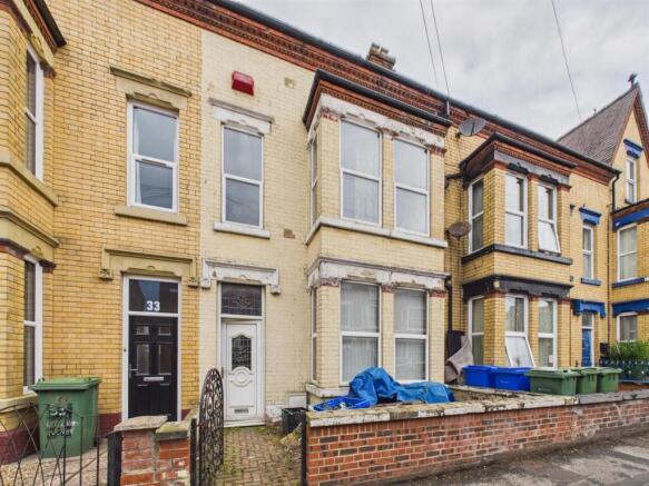 6 bed property, in Blackburn Avenue, £120,000